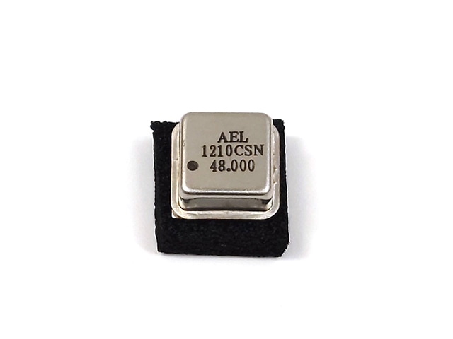 クリスタルオシレーター 48MHz(正方形): 受動部品 秋月電子通商-電子